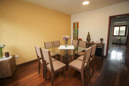 Casa à venda com 208m², 4 quartos e 2 vagas Casa à venda com 208m², 4 quartos e 2 vagasSala de Jantar