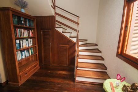 Casa à venda com 208m², 4 quartos e 2 vagas Casa à venda com 208m², 4 quartos e 2 vagasEscada