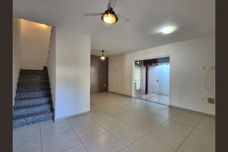 Casa de condomínio para alugar com 182m², 4 quartos e 3 vagas Casa de condomínio para alugar com 182m², 4 quartos e 3 vagasSala