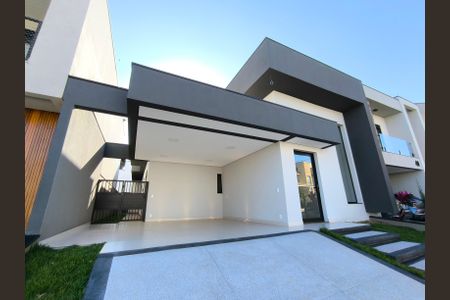 Casa de condomínio para alugar com 160m², 3 quartos e 4 vagas Casa de condomínio para alugar com 160m², 3 quartos e 4 vagasFachada