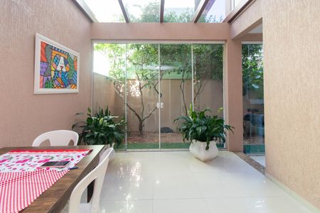 Casa à venda com 250m², 3 quartos e 2 vagasQuintal