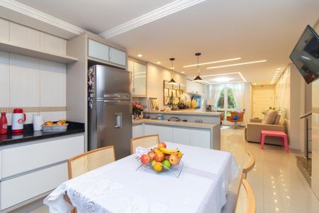 Casa à venda com 250m², 3 quartos e 2 vagasCozinha e Área de Serviço