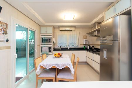 Casa à venda com 250m², 3 quartos e 2 vagasCozinha e Área de Serviço