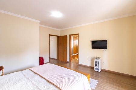 Casa à venda com 370m², 5 quartos e 8 vagasSuíte 1