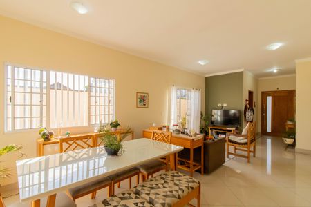 Casa à venda com 370m², 5 quartos e 8 vagasSala