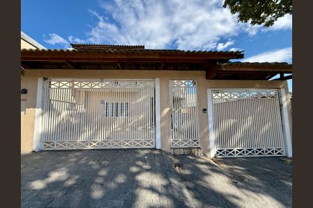 Casa à venda com 370m², 5 quartos e 8 vagasFachada 