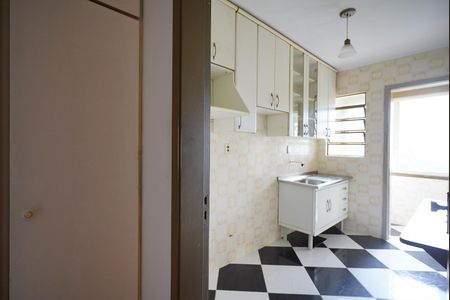 Cozinha de apartamento à venda com 2 quartos, 57m² em Medianeira, Porto Alegre