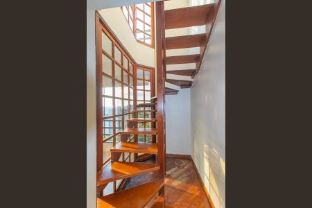 Apartamento à venda com 500m², 3 quartos e 2 vagas Apartamento à venda com 500m², 3 quartos e 2 vagasEscada