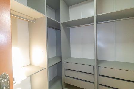 Apartamento à venda com 500m², 3 quartos e 2 vagas Apartamento à venda com 500m², 3 quartos e 2 vagasCloset da suíte