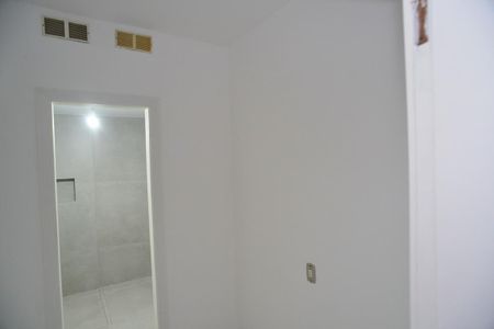 Casa de condomínio para alugar com 552m², 4 quartos e 3 vagas Casa de condomínio para alugar com 552m², 4 quartos e 3 vagasCloset Suíte 1