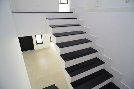 Casa de condomínio para alugar com 552m², 4 quartos e 3 vagas Casa de condomínio para alugar com 552m², 4 quartos e 3 vagasEscada de Acesso