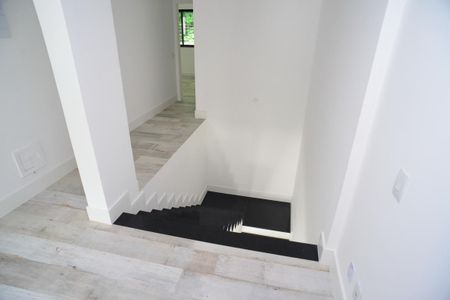 Casa de condomínio para alugar com 552m², 4 quartos e 3 vagas Casa de condomínio para alugar com 552m², 4 quartos e 3 vagasEscada de Acesso