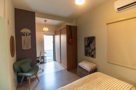 Casa de condomínio à venda com 240m², 4 quartos e 3 vagasSuíte 