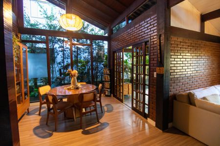 Casa de condomínio à venda com 240m², 4 quartos e 3 vagasSala