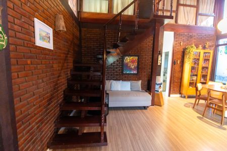 Casa de condomínio à venda com 240m², 4 quartos e 3 vagasEscada 