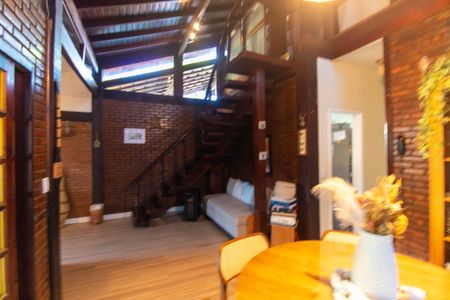 Casa de condomínio à venda com 240m², 4 quartos e 3 vagasSala