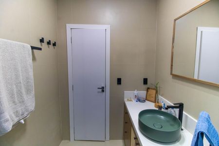 Casa de condomínio à venda com 240m², 4 quartos e 3 vagasBanheiro da Suíte