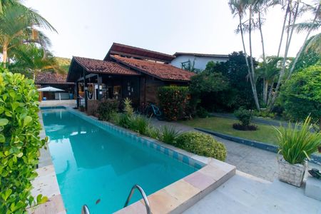 Casa de condomínio à venda com 240m², 4 quartos e 3 vagasÁrea externa