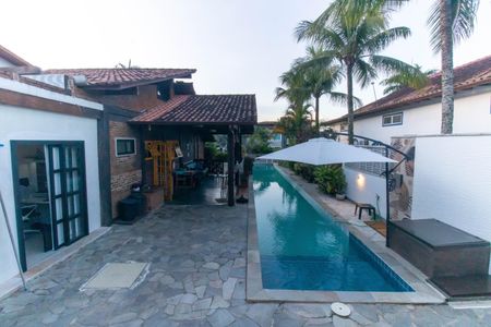 Casa de condomínio à venda com 240m², 4 quartos e 3 vagasÁrea externa