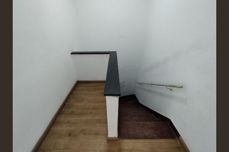 Casa à venda com 100m², 2 quartos e 1 vaga Casa à venda com 100m², 2 quartos e 1 vagaEscada