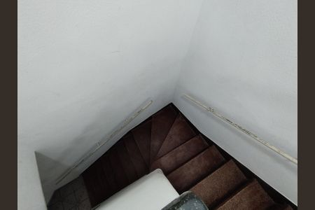 Casa à venda com 100m², 2 quartos e 1 vaga Casa à venda com 100m², 2 quartos e 1 vagaEscada