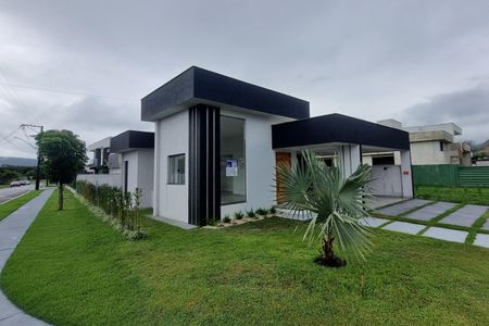 Casa de condomínio para alugar com 360m², 3 quartos e 2 vagas Casa de condomínio para alugar com 360m², 3 quartos e 2 vagasFachada