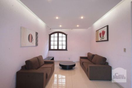 Casa à venda com 377m², 5 quartos e 4 vagas Casa à venda com 377m², 5 quartos e 4 vagassala