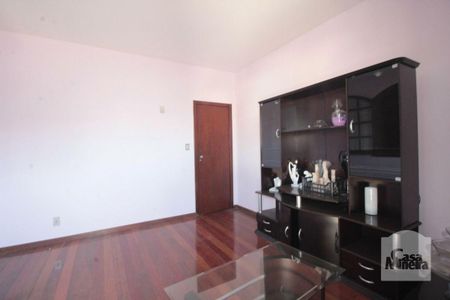 Casa à venda com 377m², 5 quartos e 4 vagas Casa à venda com 377m², 5 quartos e 4 vagassala