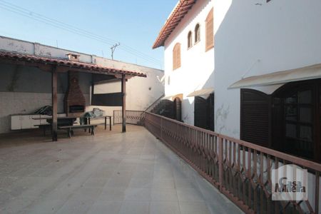 Casa à venda com 377m², 5 quartos e 4 vagas Casa à venda com 377m², 5 quartos e 4 vagasEspaço Gourmet