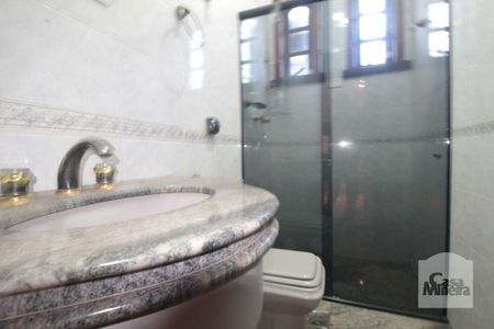 Casa à venda com 377m², 5 quartos e 4 vagas Casa à venda com 377m², 5 quartos e 4 vagasbanho