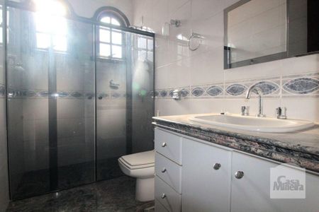 Casa à venda com 377m², 5 quartos e 4 vagas Casa à venda com 377m², 5 quartos e 4 vagasbanho