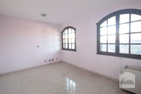 Casa à venda com 377m², 5 quartos e 4 vagas Casa à venda com 377m², 5 quartos e 4 vagasquarto