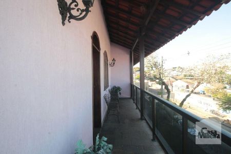 Casa à venda com 377m², 5 quartos e 4 vagas Casa à venda com 377m², 5 quartos e 4 vagasvaranda