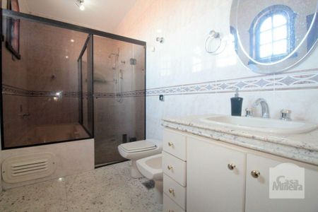 Casa à venda com 377m², 5 quartos e 4 vagas Casa à venda com 377m², 5 quartos e 4 vagasbanho