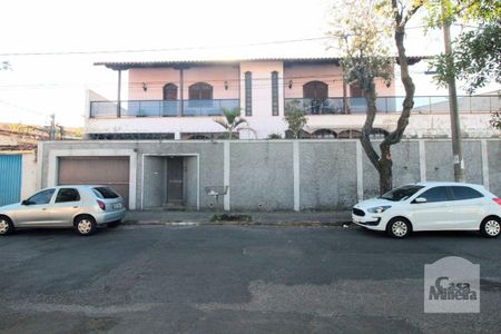 Casa à venda com 377m², 5 quartos e 4 vagas Casa à venda com 377m², 5 quartos e 4 vagasFachada