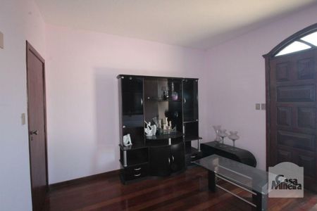 Casa à venda com 377m², 5 quartos e 4 vagas Casa à venda com 377m², 5 quartos e 4 vagassala