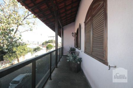 Casa à venda com 377m², 5 quartos e 4 vagas Casa à venda com 377m², 5 quartos e 4 vagasvaranda