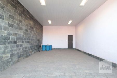 Casa à venda com 377m², 5 quartos e 4 vagas Casa à venda com 377m², 5 quartos e 4 vagasGaragem