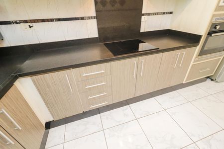 Casa à venda com 119m², 2 quartos e 2 vagasCozinha - Armários