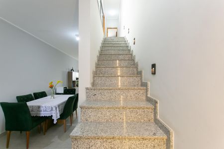 Casa à venda com 117m², 3 quartos e 2 vagasEscada 