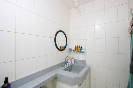 Apartamento à venda com 77m², 3 quartos e 2 vagasBanheiro do quarto 1