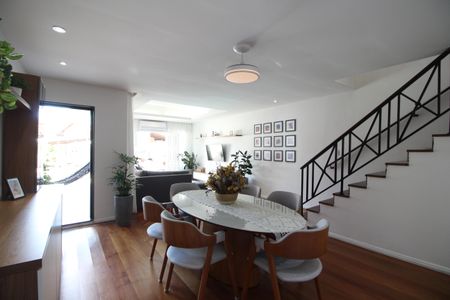 Casa de condomínio à venda com 300m², 4 quartos e 2 vagasSala