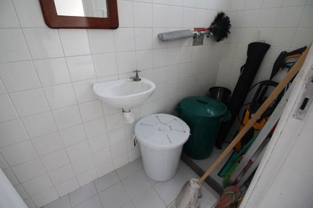 Casa de condomínio à venda com 300m², 4 quartos e 2 vagasBanheiro de Serviço