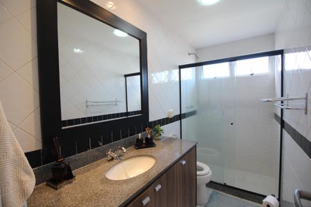 Casa de condomínio à venda com 300m², 4 quartos e 2 vagasBanheiro Social