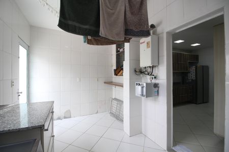 Casa de condomínio à venda com 300m², 4 quartos e 2 vagasÁrea de Serviço