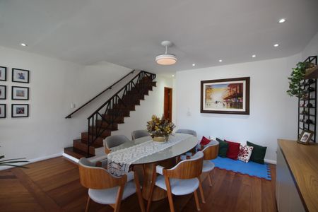 Casa de condomínio à venda com 300m², 4 quartos e 2 vagasSala