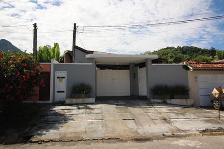 Casa de condomínio à venda com 300m², 4 quartos e 2 vagasFachada