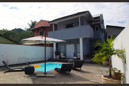 Casa de condomínio à venda com 300m², 4 quartos e 2 vagasFachada