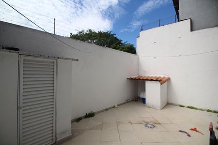 Casa de condomínio à venda com 300m², 4 quartos e 2 vagasFundos