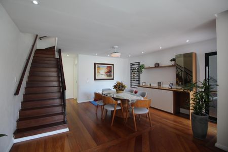 Casa de condomínio à venda com 300m², 4 quartos e 2 vagasSala